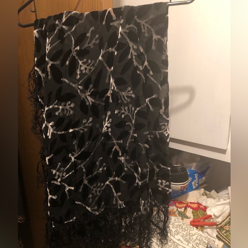 🎃Bei He Burnt Velvet Fringe Scarf- 785 $35 or $30 w/offer